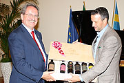 Wein gab es für Münchens OB Christian Ude (Foto: Marikka-Laila Maisel)